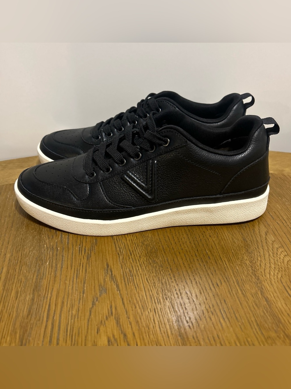Vionic Women's Elise Leather Sneakers (8.5)